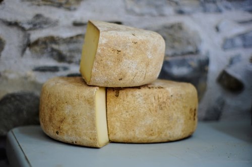 En bild på tre stora bitar parmesanost