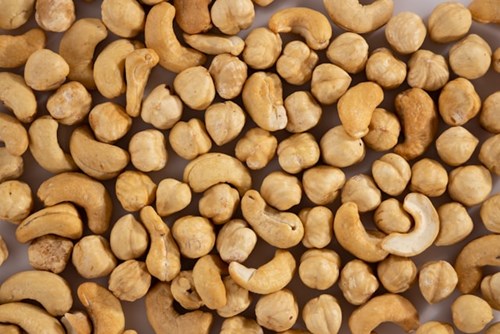 En bild på cashewnötter som ligger på ett bord